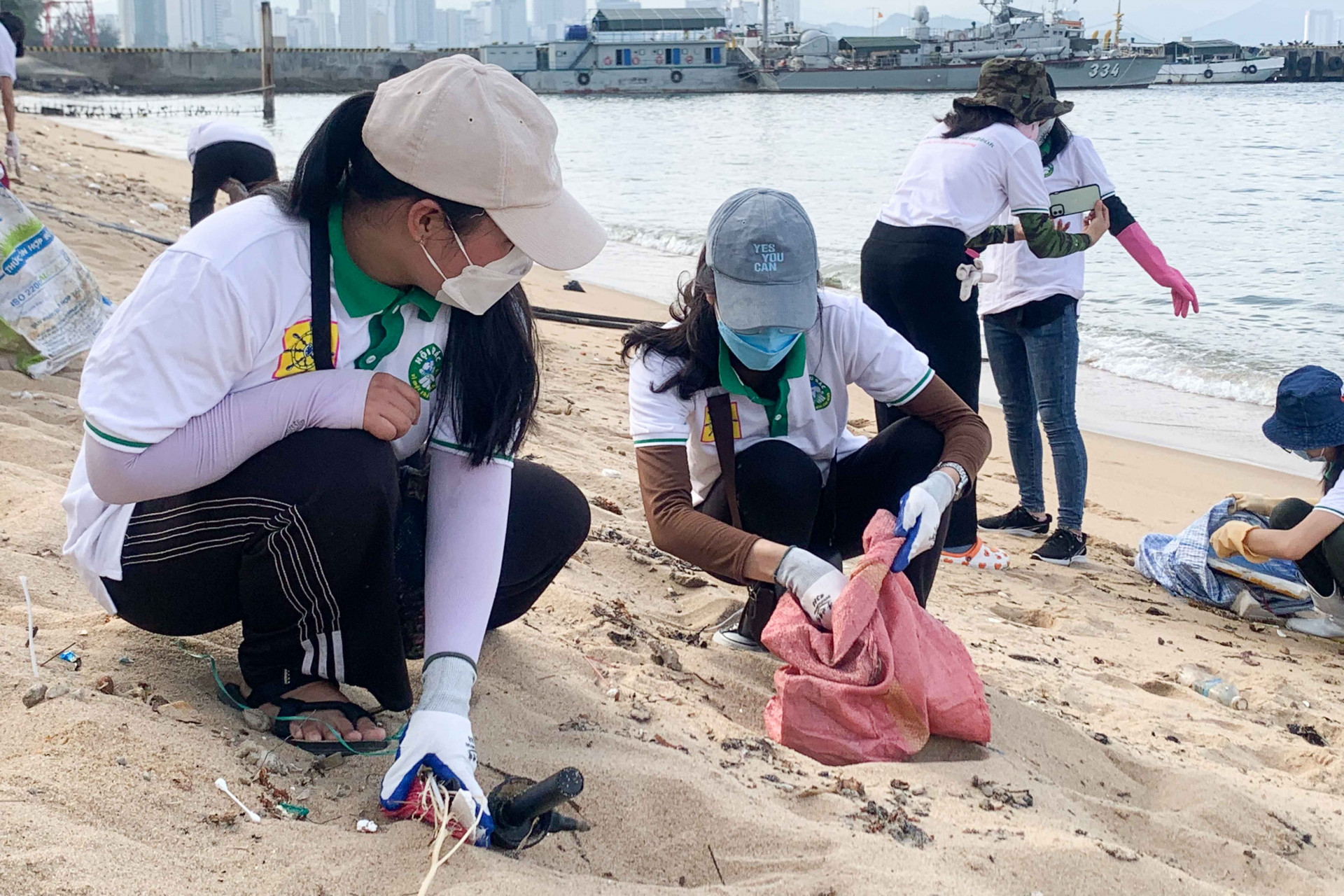 Các tình nguyện viên tham gia nhặt rác trên bãi biển