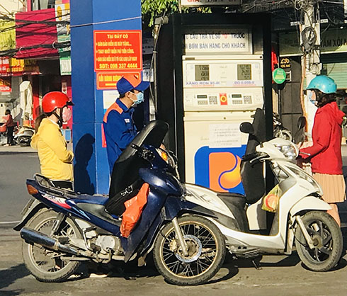 Giá xăng giảm hơn 600 đồng/lít