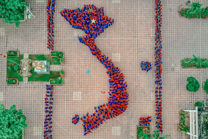 1,000 students gather in shape of Vietnam map