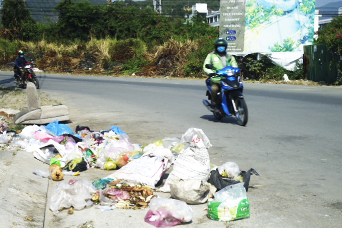 Đổ rác chiếm lòng đường