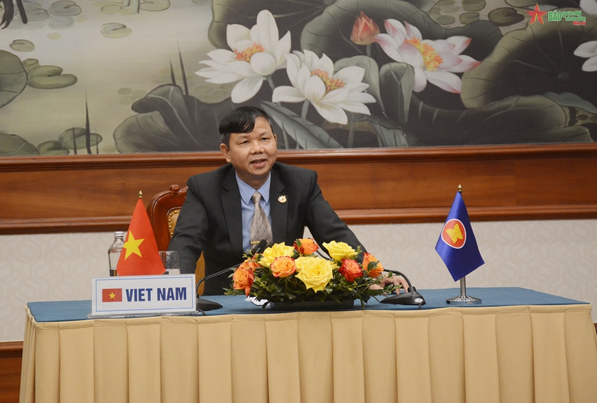 Thiếu tướng, PGS, TS Vũ Cương Quyết tham dự hội nghị tại điểm cầu Hà Nội. 