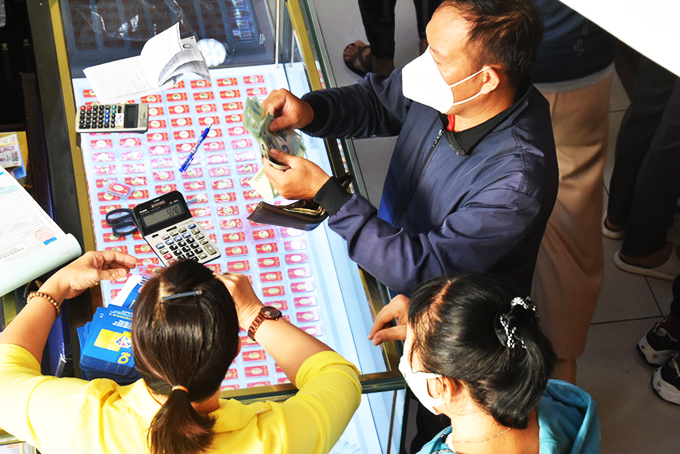 Giá vàng hôm nay 22-3: Vàng trong nước biến động trái chiều