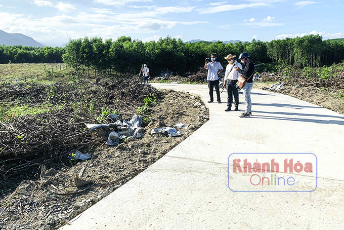 Một đường bê tông xây trái phép trên đất sản xuất tại xã Khánh Hiệp. Xung quanh khu vực này, việc mua bán đất đang diễn ra khá nhộn nhịp. 