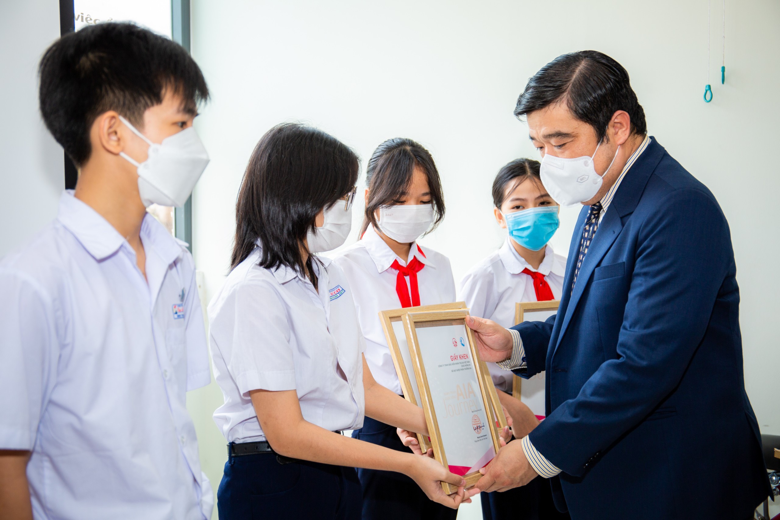 Trao 60 xe đạp cho học sinh khó khăn