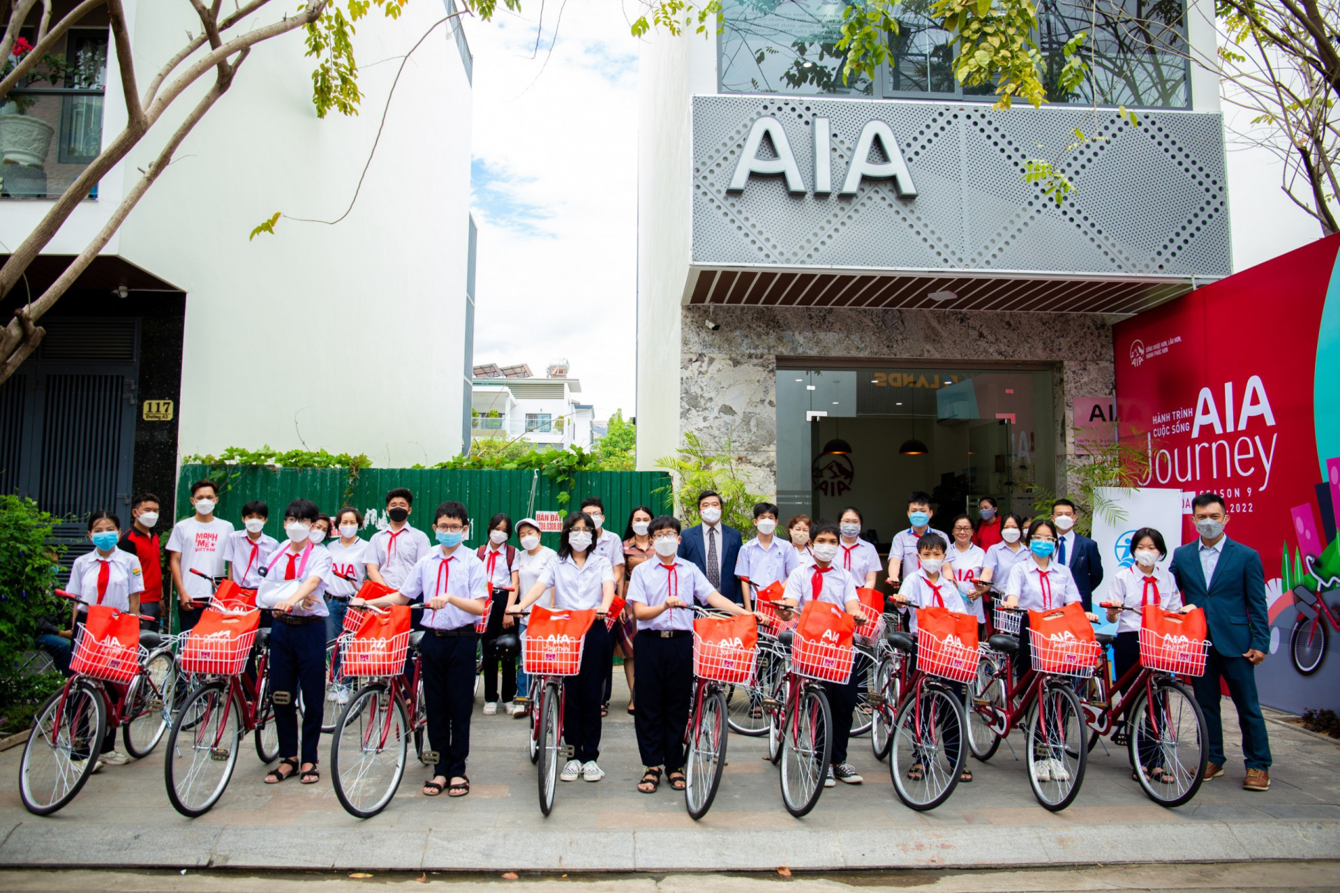 Trao xe đạp cho các em học sinh có hoàn cảnh khó khăn trên địa bàn thành phố Nha Trang.