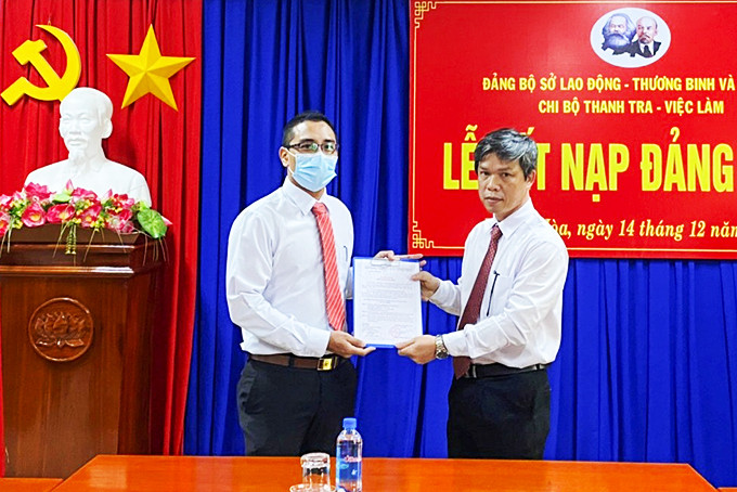 Chi bộ Thanh tra - Việc làm thuộc Đảng bộ Sở Lao động - Thương binh và Xã hội trao quyết định kết nạp Đảng cho đảng viên mới.