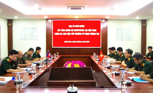 Tùy viên quân sự Campuchia làm việc với Trường Sĩ quan Thông tin