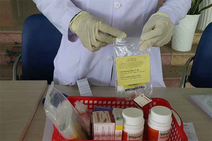 Chuẩn bị các gói thuốc cho bệnh nhân F0 điều trị tại nhà tại huyện Diên Khánh
