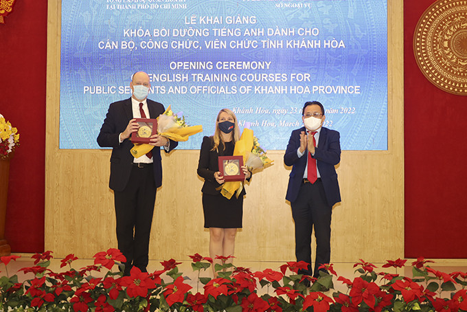 Ông Lê Hữu Hoàng tặng hoa và quà lưu niệm cho đại diện Tổng Lãnh sự quán Hoa Kỳ tại TP. Hồ Chí Minh.