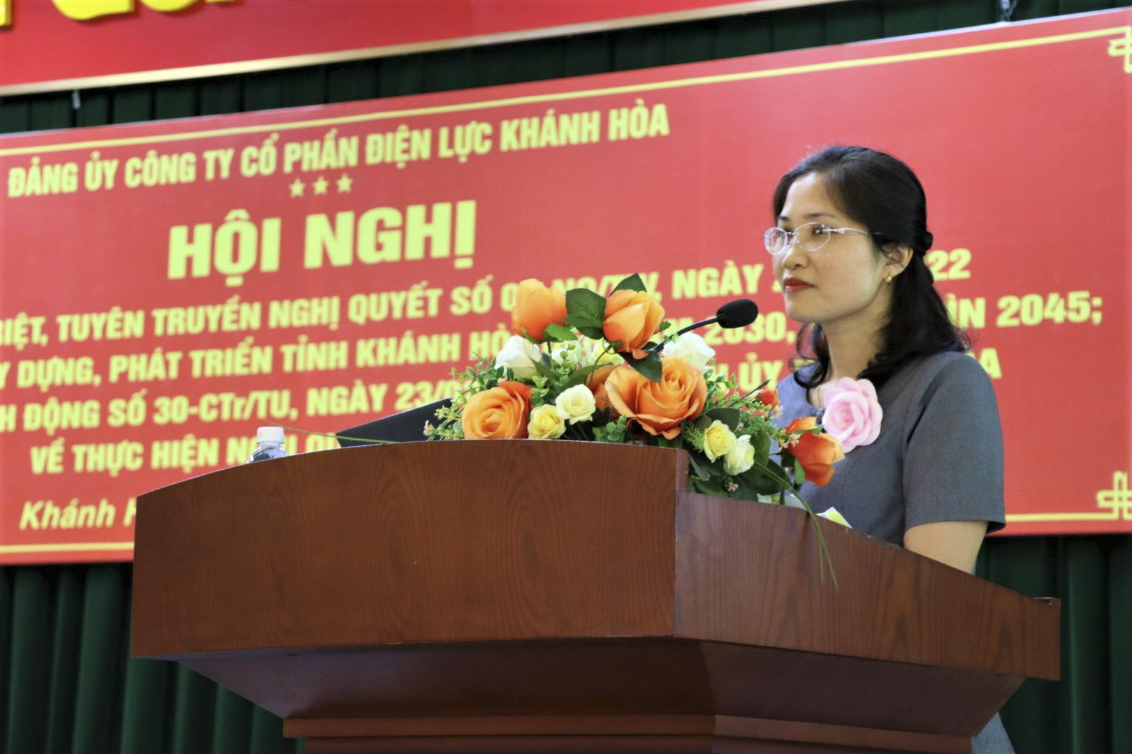 Bà Lưu Hồng Vân thông tin, quán triệt các nội dung của Nghị quyết 09
