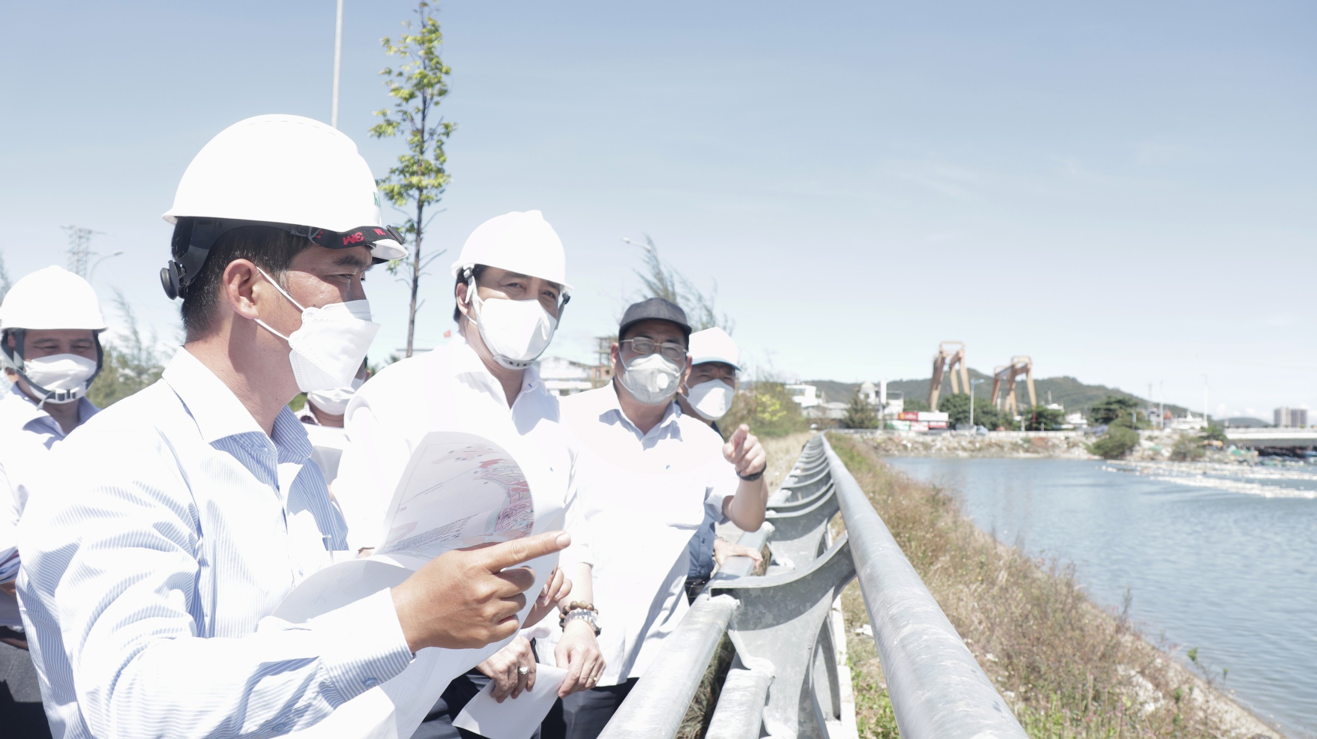 Ông Nguyễn Khắc Toàn kiểm tra hệ thống thoát lũ trên các tuyến sông địa bàn TP. Nha Trang