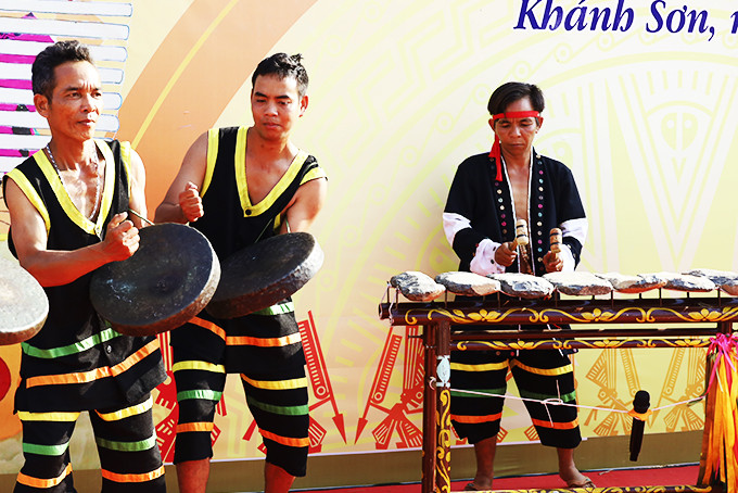 Đồng bào Raglai ở huyện Khánh Sơn biểu diễn nhạc cụ dân tộc. 
