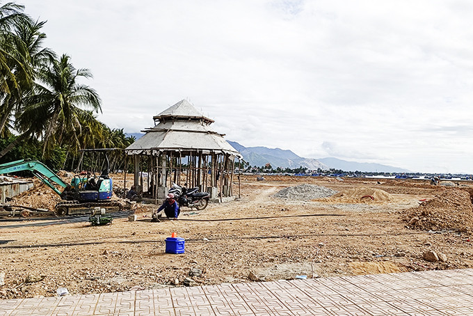 Dự án công viên bờ biển thị trấn Vạn Giã đang được thi công.