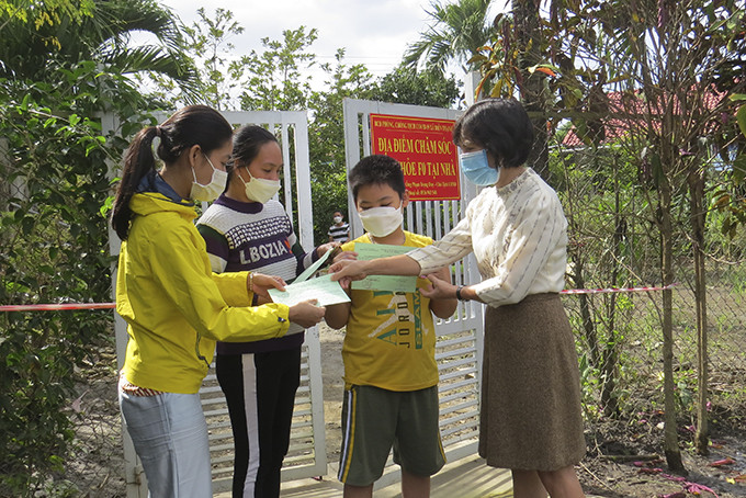 Cấp giấy hoàn thành điều trị cho gia đình F0 tại huyện Diên Khánh