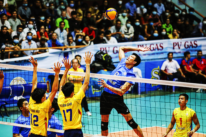 Ngô Văn Kiều, tượng đài bóng chuyền Sanest Khánh Hòa trong vai trò vừa là huấn luyện viên, vận động viên thi đấu tại giải vô địch quốc gia năm 2020.