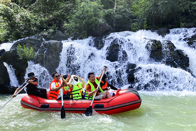 Đoàn famtrip Khánh Hòa trải nghiệm chèo thuyền kayak trên sông Sêrêpốk.
