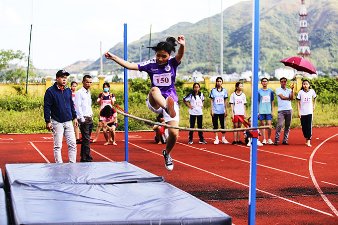 High jumpers competing at Nha Trang’s Phu Dong Sports Festival