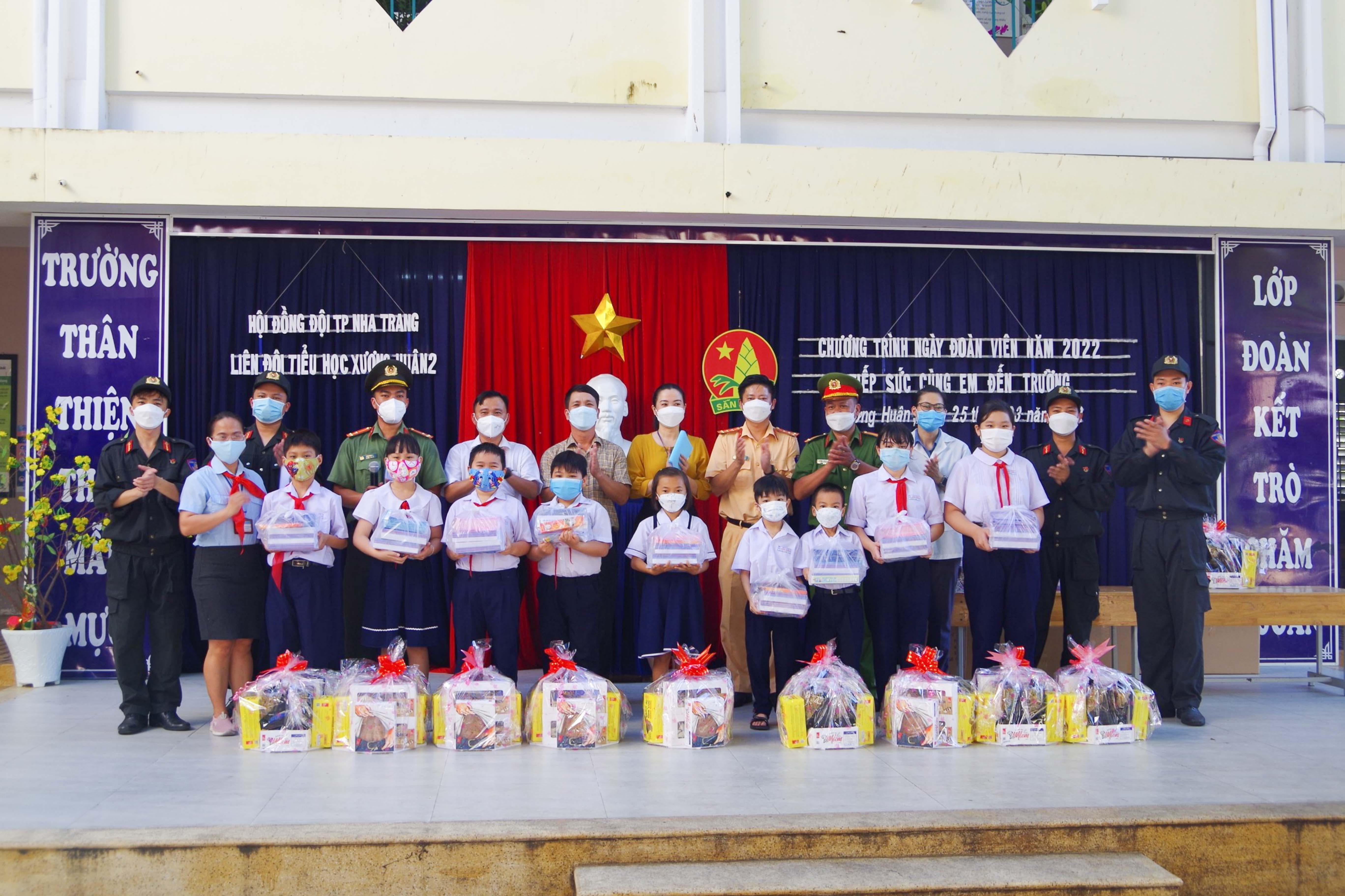 Trao 20 phần quà cho học sinh nghèo vượt khó