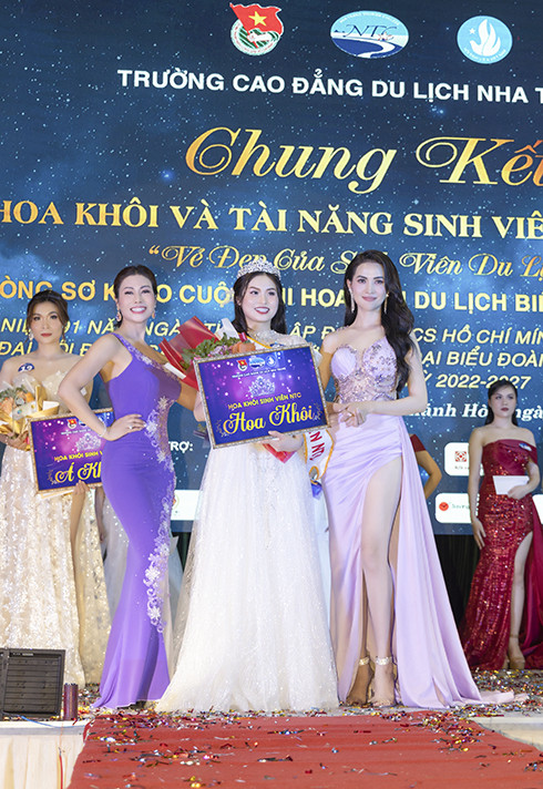  Nguyễn Lê Yến Vy (Sinh viên Khoa Quản trị khách sạn) đã giành danh hiệu Hoa khôi Sinh viên Trường Cao đẳng Du lịch Nha Trang năm 2022