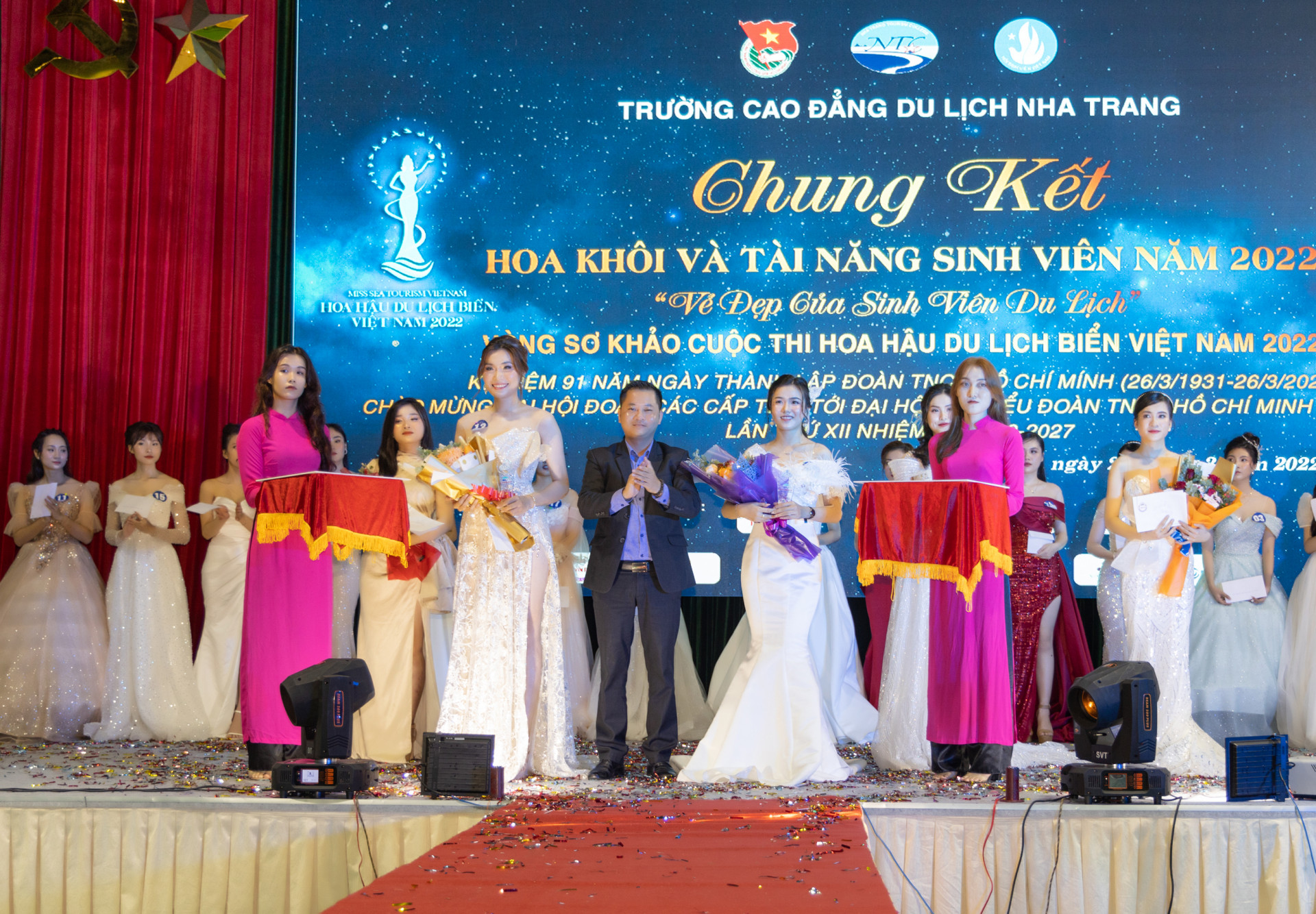 Ông Huỳnh Đức Hòa - Tổng giám đốc Công ty TNHH Hunky Dory Việt Nam trao giải   