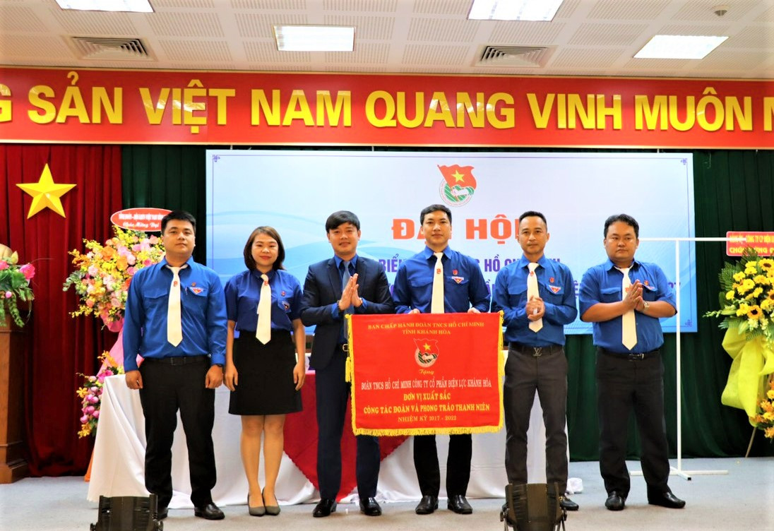 Tỉnh Đoàn Khánh Hòa tặng cờ đơn vị xuất sắc cho Đoàn thanh niên PC Khánh Hòa