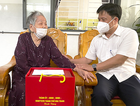 Đồng chí  Hồ Văn Mừng thăm,  tặng quà  cho Bà mẹ  Việt Nam  anh hùng Nguyễn  Thị Cảm. 