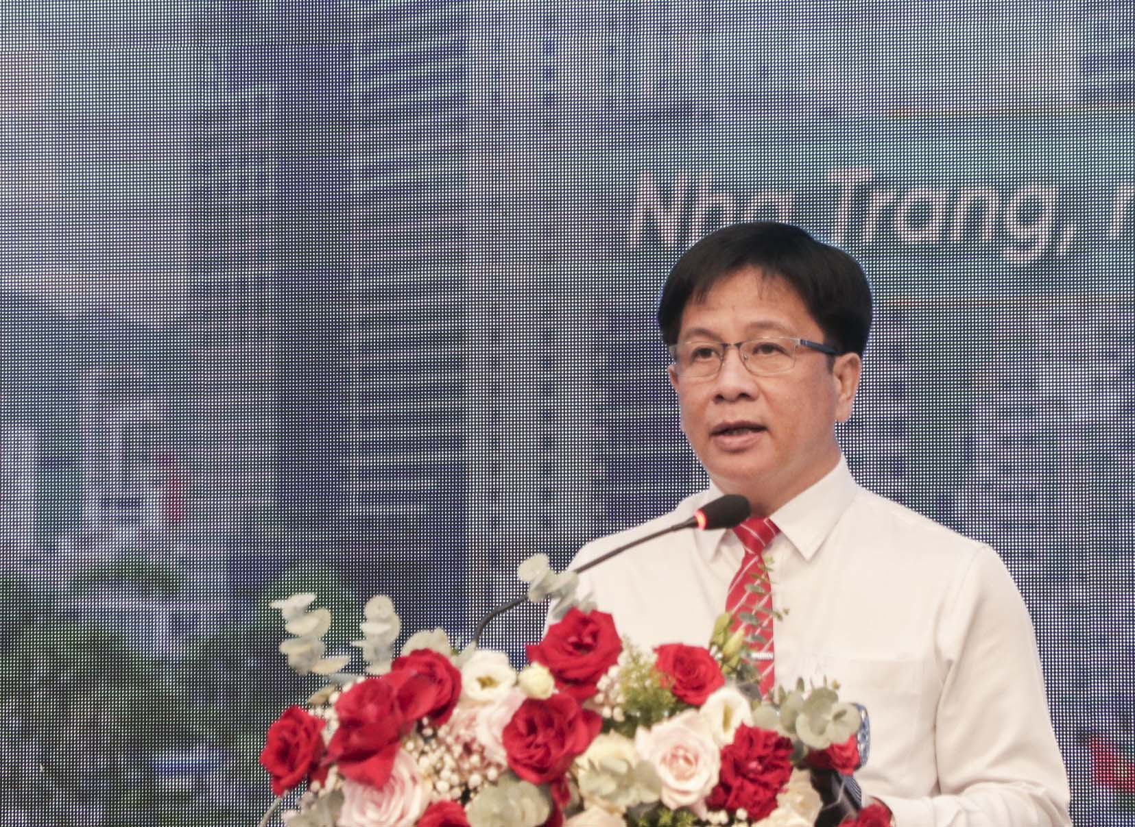 Ông Hồ Văn Mừng - Ủy viên Dự khuyết Trung ương Đảng, Bí thư Thành ủy Nha Trang phát biểu tại hội thảo.