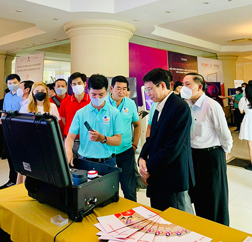 Ban lãnh đạo các Sở Ban Ngành và doanh nghiệp tham quan giải pháp thông minh cho ngành du lịch Điện Quang.