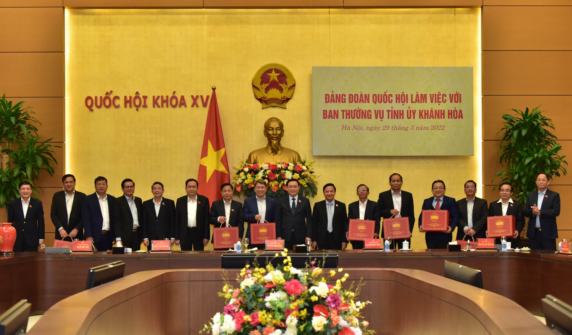 Ban Thường vụ Tỉnh ủy Khánh Hòa chụp ảnh lưu niệm với Chủ tịch Quốc hội