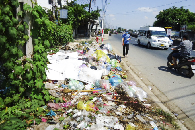 Đổ rác ở hành lang quốc lộ