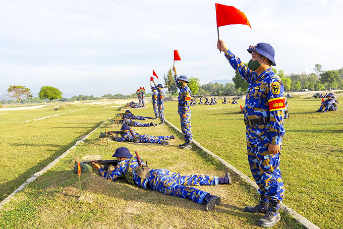 Các  chiến sĩ mới  thực hành  bài bắn  kiểm tra.