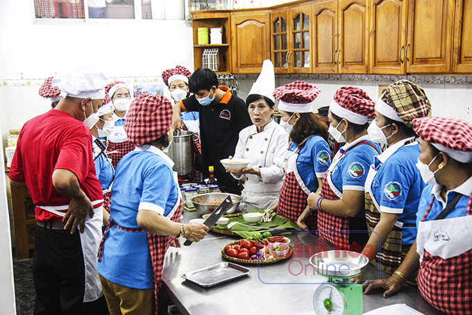 Cô Tuyết hướng dẫn nấu ăn cho học viên và phụ nữ phường Vĩnh Phước.