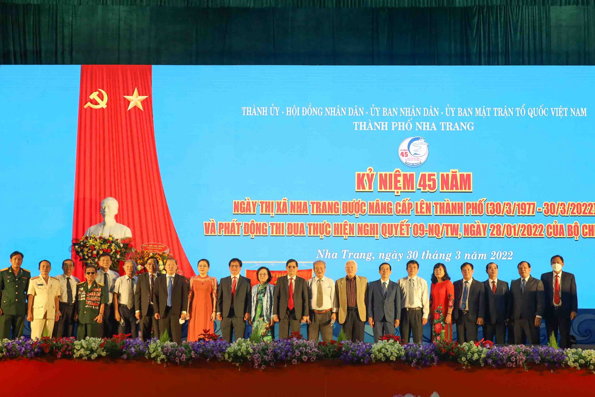 Lãnh đạo tỉnh Khánh Hòa và lãnh đạo TP. Nha Trang chụp hình lưu niệm với các vị lãnh đạo tỉnh, thành phố qua các thời kỳ. 