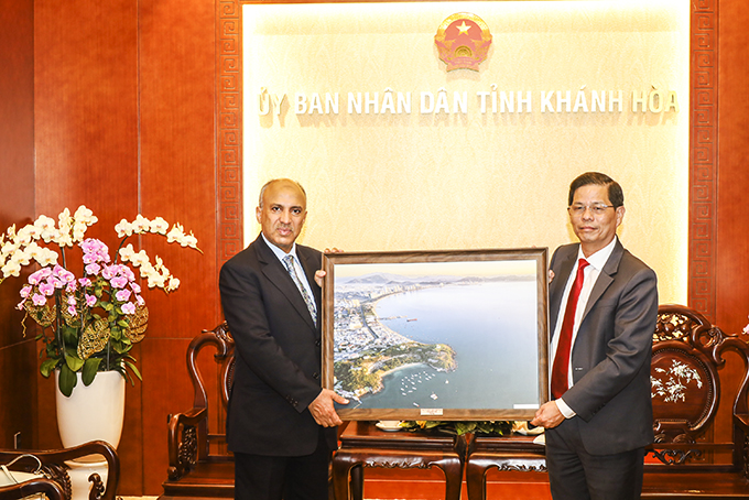 Chủ tịch UBND tỉnh Nguyễn Tấn Tuân tiếp Đại sứ Ả-rập Xê-út tại Việt Nam