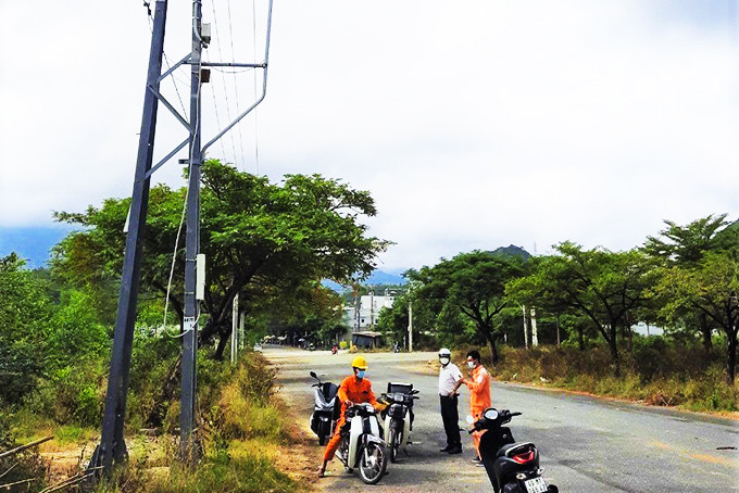 Điện lực Trung tâm Nha Trang phát hiện nhiều thanh giằng bằng sắt mạ kẽm bị mất cắp.