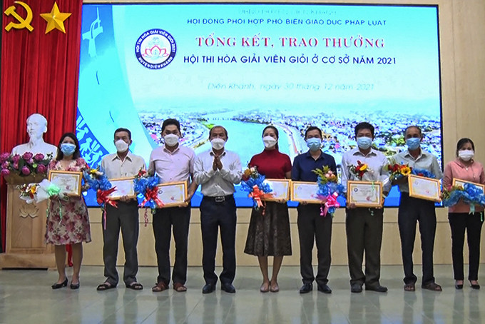  Nguyen Van Gam, Chairman of Dien Khanh District people’s Committee (fourth from left) grants awards to winners of the 