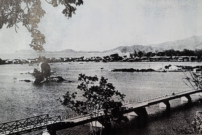 Xom Bong Bridge area seen from Ponagar Temple