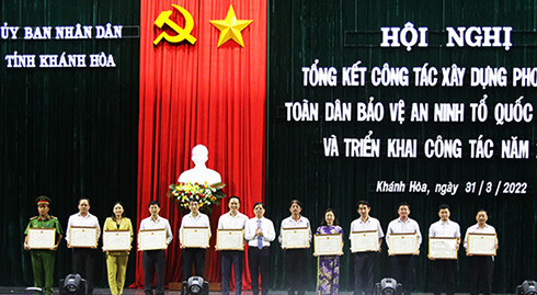 Ông Nguyễn Tấn Tuân tặng bằng khen cho các tập thể.