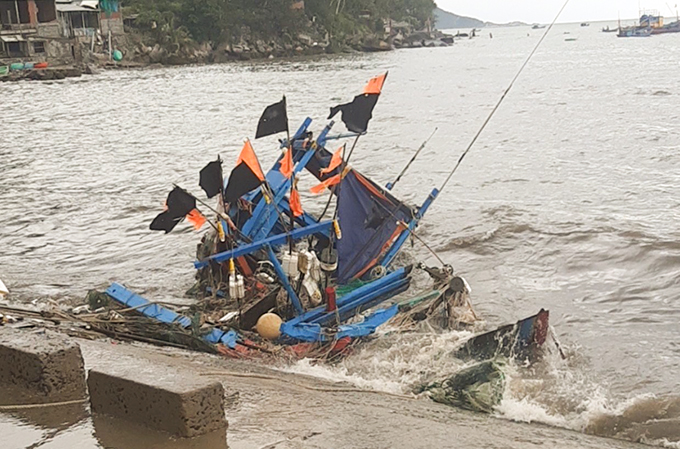 Một tàu cá của Khánh Hòa bị sóng đánh chìm ở xã Đại Lãnh, huyện Vạn Ninh