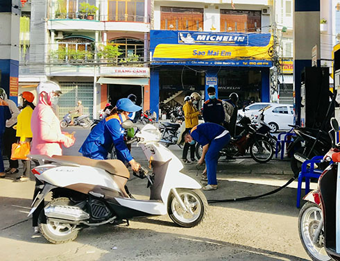 Người dân đổ xăng tại một cây xăng trên địa bàn TP. Nha Trang
