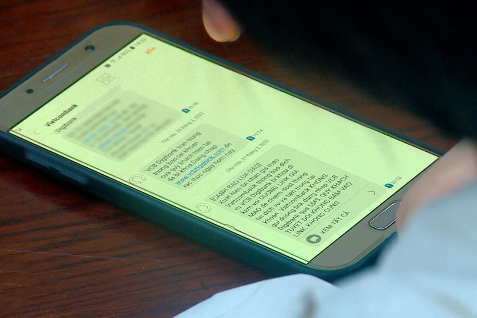 VIDEO: Cảnh báo thủ đoạn giả tin nhắn ngân hàng để lừa đảo