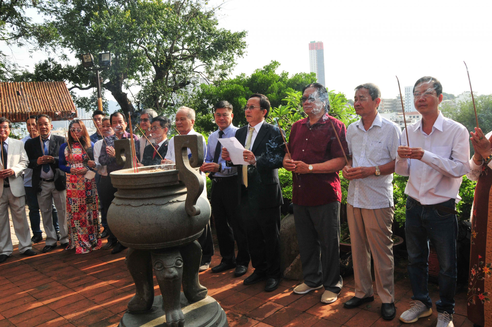 Các đại biểu dâng hương tại Tháp Bà Ponagar