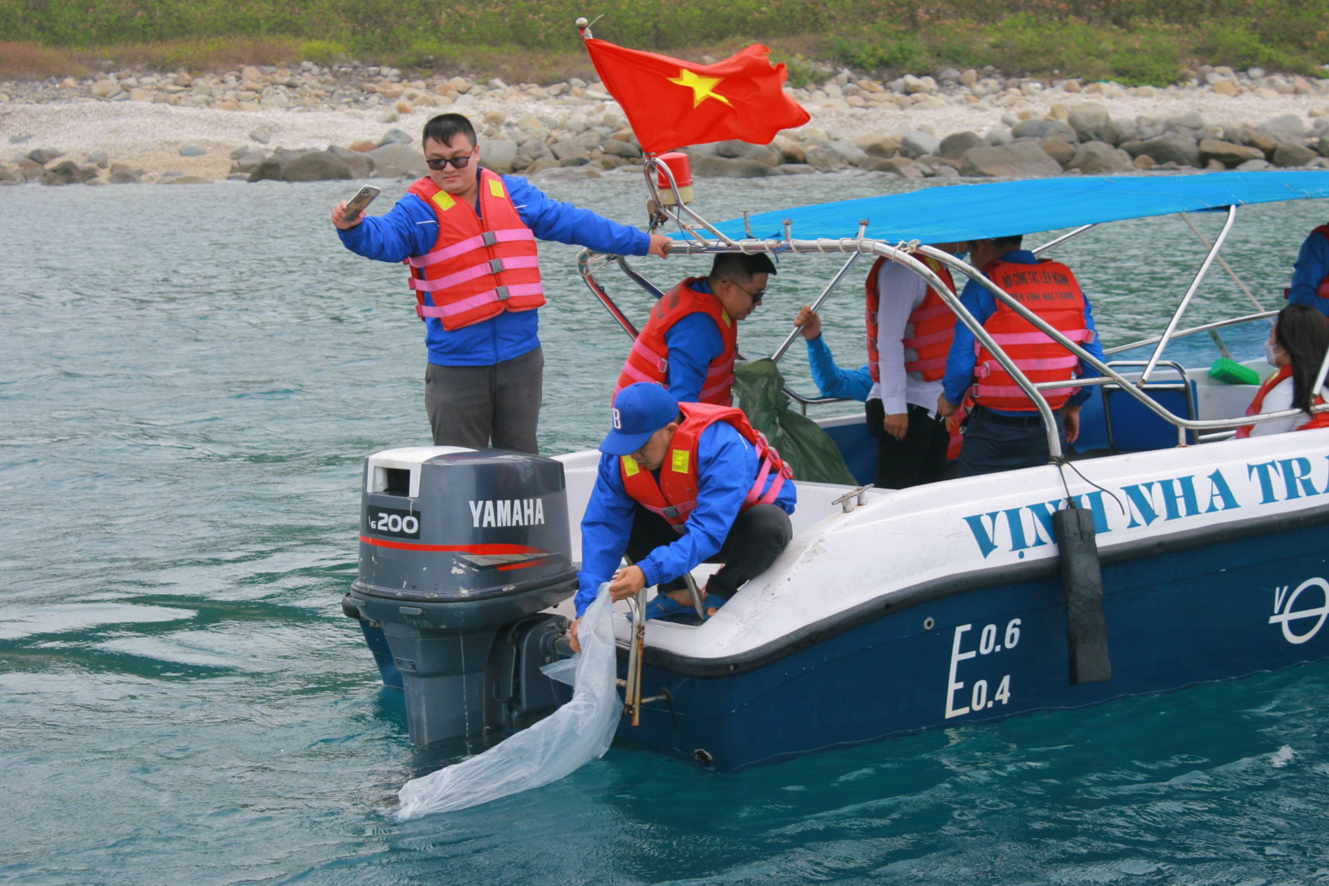 Các đoàn viên, thanh niên tham gia thả con giống