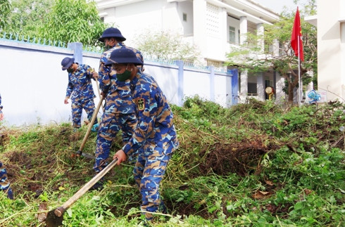 Các cán bộ, chiến sĩ tích cực giúp nhà trường dọn dẹp, củng cố cảnh quan môi trường.