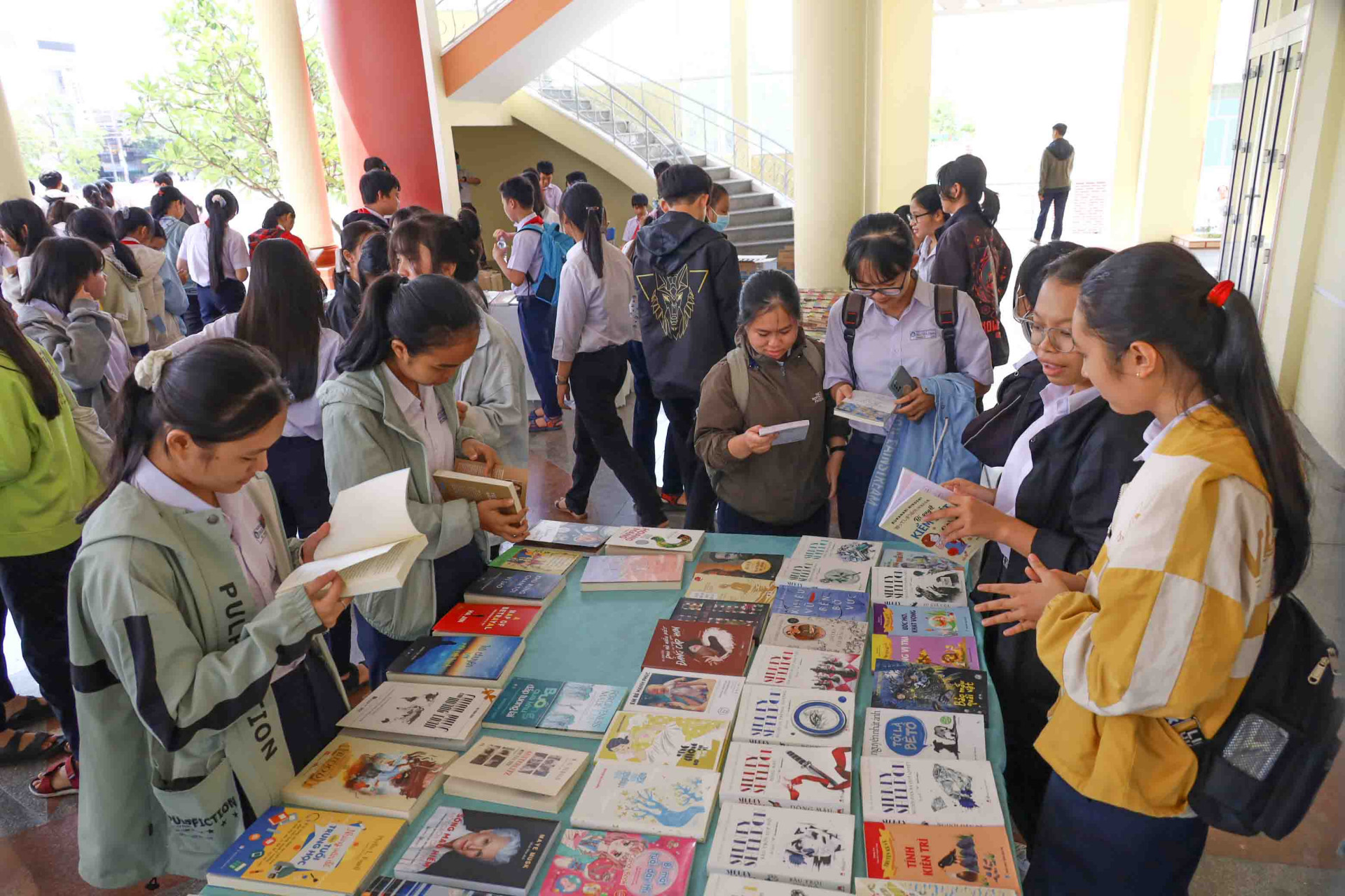 Các bạn học sinh tham gia vào một ngày hội đọc sách diễn ra trên địa bàn thị xã Ninh Hòa. Ảnh minh họa. 