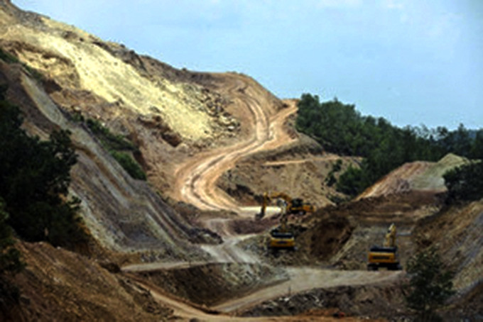 Một mỏ khai thác vật liệu xây dựng thông thường phục vụ cho dự án cao tốc Bắc - Nam. Ảnh minh họa