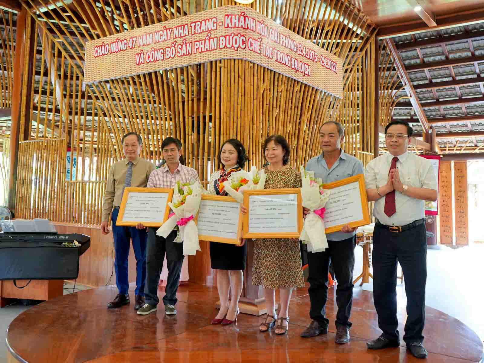 Leaderships of Nha Trang City and Khanh Hoa Provincial Association of Science and Technology giving financial support of Truong Son Craft Village to representatives of units