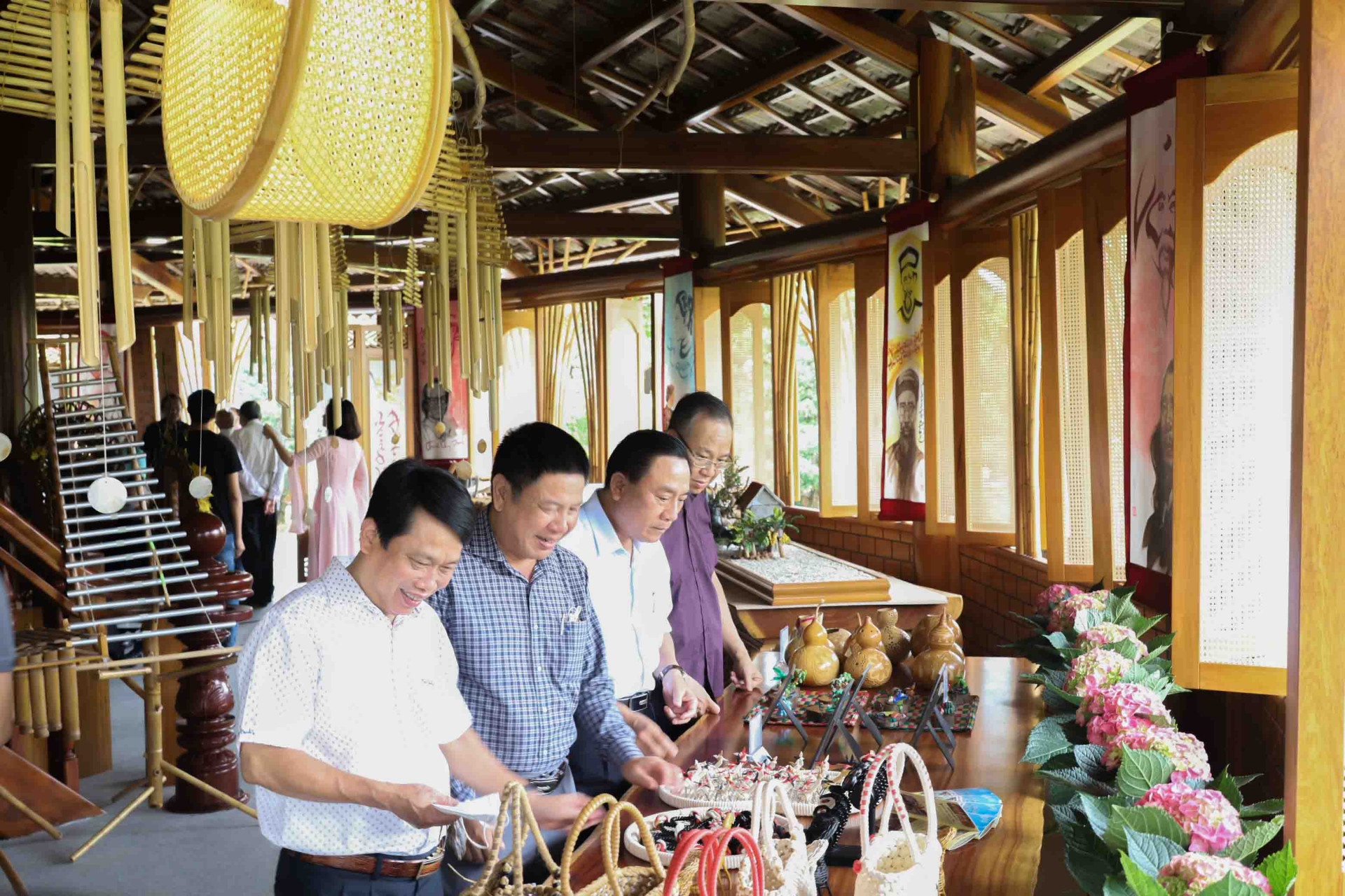 People viewing traditional handmade souvenirs made by artisans of Truong Son Craft Village 
