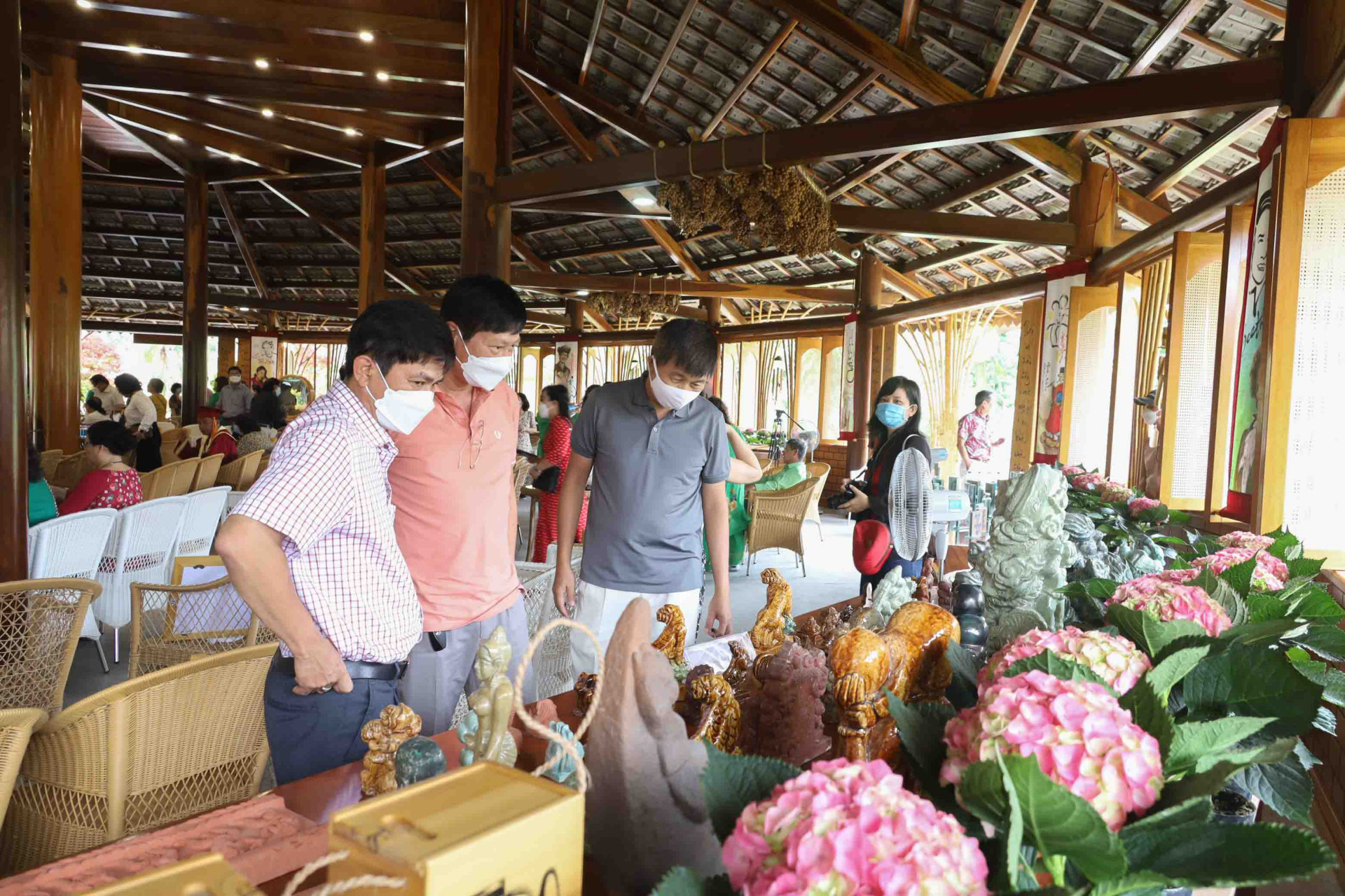 People viewing traditional handmade souvenirs made by artisans of Truong Son Craft Village 