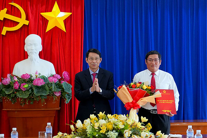 Ông Đinh Văn Thiệu trao quyết định cho ông Huỳnh Mạnh Thắng.